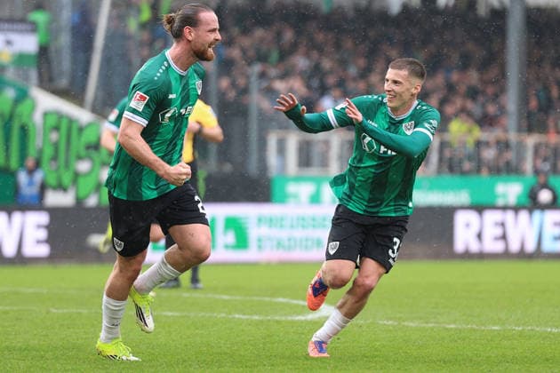 22.02.2026, xrekx, Fussball 2.Bundesliga, Preußen Münster - 1.FC Kaiserslautern v.l. Torjubel nach dem Tor zum celebrating the goal celebrate 1:1 durch Jannis Heuer (Preussen Muenster) mit Tobias Raschl (Preussen Muenster) (DFL DFB REGULATIONS PROHIBIT ANY USE OF PHOTOGRAPHS as IMAGE SEQUENCES and or QUASI-VIDEO) Münster