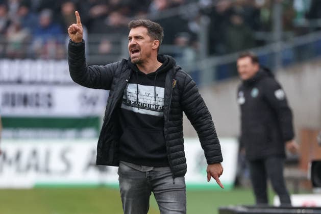 2. Bundesliga - Hannover 96 - Dynamo Dresden am 22.02.2026 in der Heinz von Heiden Arena in Hannover Trainer Thomas Stamm (Dresden) gibt lautstark Anweisungen