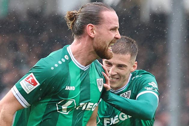 22.02.2026, xrekx, Fussball 2.Bundesliga, Preußen Münster - 1.FC Kaiserslautern v.l. Torjubel nach dem Tor zum celebrating the goal celebrate 1:1 durch Jannis Heuer (Preussen Muenster) mit Tobias Raschl (Preussen Muenster) (DFL DFB REGULATIONS PROHIBIT ANY USE OF PHOTOGRAPHS as IMAGE SEQUENCES and or QUASI-VIDEO) Münster