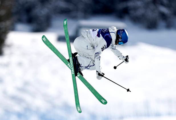 (260222) -- LIVIGNO, Feb. 22, 2026 -- Gu Ailing of China competes during run 2 of the freestyle skiing women s freeski halfpipe final at the Milan-Cortina 2026 Olympic Winter games, Winterspiele,Spiele, Summer games in Livigno, Italy, Feb. 22, 2026. ) (MICO2026)ITALY-LIVIGNO-OLYMPIC WINTER GAMES-FREESTYLE SKIING-WOMEN S FREESKI HALFPIPE-FINAL WangxPeng 