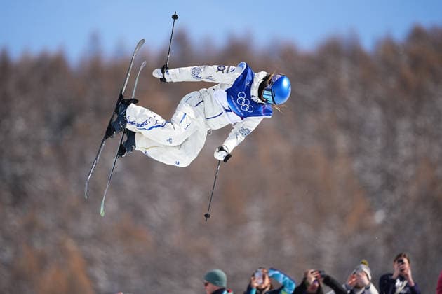 (260222) -- LIVIGNO, Feb. 22, 2026 -- Gu Ailing of China competes during run 3 of the freestyle skiing women s freeski halfpipe final at the Milan-Cortina 2026 Olympic Winter games, Winterspiele,Spiele, Summer games in Livigno, Italy, Feb. 22, 2026. ) (MICO2026)ITALY-LIVIGNO-OLYMPIC WINTER GAMES-FREESTYLE SKIING-WOMEN S FREESKI HALFPIPE-FINAL WuxHuiwo 