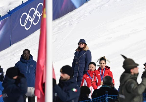 (260222) -- LIVIGNO, Feb. 22, 2026 -- Gold medalist Gu Ailing (Red R) of China and silver medalist Li Fanghui (Red L) sing the national anthem during the awarding ceremony for freestyle skiing women s freeski halfpipe at the Milan-Cortina 2026 Olympic Winter games, Winterspiele,Spiele, Summer games in Livigno, Italy, Feb. 22, 2026. ) (MICO2026)ITALY-LIVIGNO-OLYMPIC WINTER GAMES-FREESTYLE SKIING-WOMEN S FREESKI HALFPIPE-FINAL XiaxYifang 