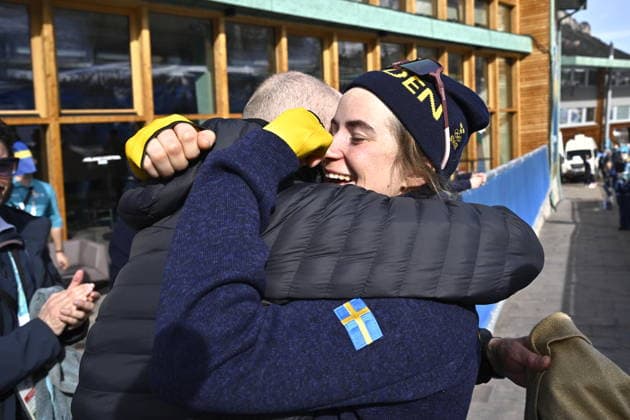 VAL DI FIEMME, ITALY 20260222 Ebba Andersson hugs her father Peo after winning gold in the women s 5km at the Tesero cross-country skiing stadium during the Winter Olympics in Val di Fiemme, Italy. *** The image is included in the SPORTS PACKAGE. For others PAYMENT IMAGE *** VAL DI FIEMME ITALY x10430x *** VAL DI FIEMME, ITALY 20260222 Ebba Andersson hugs her father Peo after winning gold in the women s 5km at the Tesero cross country skiing stadium during the Winter Olympics in Val di Fiemme, Italy The image is included in the SPORTS PACKAGE For others PAYMENT IMAGE VAL DI FIEMME ITALY x10430x  Copyright: xChristinexOlsson TTx 2026 OLYMPICS SKIING 5M WOMEN