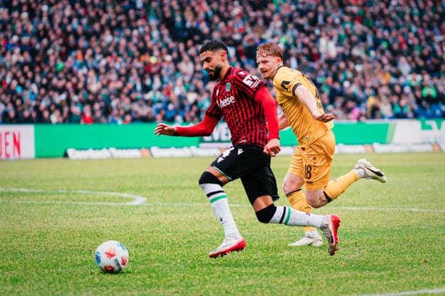 2. Bundesliga: Hannover 96 vs. Dynamo Dresden, 22.02.2026 Elias Saad (Hannover 96, 24) geht vorbei an Robert Wagner (SG Dynamo Dresden, 18); Fußball, 2. Bundesliga, 23. Spieltag: Hannover 96 vs. Dynamo Dresden am 22.02.2026 in der Heinz von Heiden Arena, Hannover DFL REGULATIONS PROHIBIT ANY USE OF PHOTOGRAPHS AS IMAGE SEQUENCES AND OR QUASI-VIDEO.