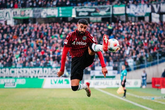 2. Bundesliga: Hannover 96 vs. Dynamo Dresden, 22.02.2026 Elias Saad (Hannover 96, 24) versucht den Ball anzunehmen; Fußball, 2. Bundesliga, 23. Spieltag: Hannover 96 vs. Dynamo Dresden am 22.02.2026 in der Heinz von Heiden Arena, Hannover DFL REGULATIONS PROHIBIT ANY USE OF PHOTOGRAPHS AS IMAGE SEQUENCES AND OR QUASI-VIDEO.