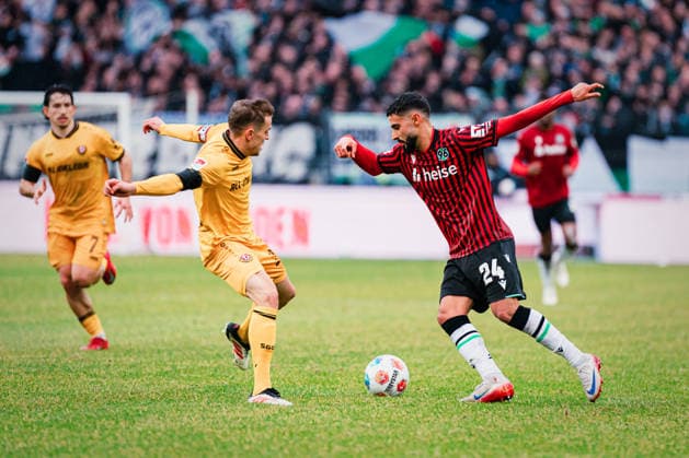 2. Bundesliga: Hannover 96 vs. Dynamo Dresden, 22.02.2026 Elias Saad (Hannover 96, 24) am Ball; Fußball, 2. Bundesliga, 23. Spieltag: Hannover 96 vs. Dynamo Dresden am 22.02.2026 in der Heinz von Heiden Arena, Hannover DFL REGULATIONS PROHIBIT ANY USE OF PHOTOGRAPHS AS IMAGE SEQUENCES AND OR QUASI-VIDEO.