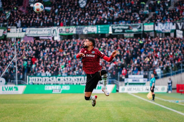 2. Bundesliga: Hannover 96 vs. Dynamo Dresden, 22.02.2026 Elias Saad (Hannover 96, 24) versucht den Ball anzunehmen; Fußball, 2. Bundesliga, 23. Spieltag: Hannover 96 vs. Dynamo Dresden am 22.02.2026 in der Heinz von Heiden Arena, Hannover DFL REGULATIONS PROHIBIT ANY USE OF PHOTOGRAPHS AS IMAGE SEQUENCES AND OR QUASI-VIDEO.