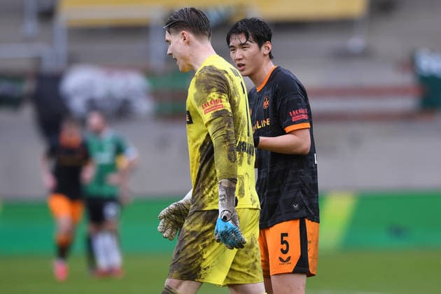 Fußball 2. Bundesliga 23. Spieltag SC Preußen Münster - 1. FC Kaiserslautern am 22.02.2026 im LVM-Preußenstadion in Münster Julian Krahl ( Kaiserslautern ), vorne - Jisoo Kim ( Kaiserslautern ), hinten DFL regulations prohibit any use of photographs as image sequences and or quasi-video.