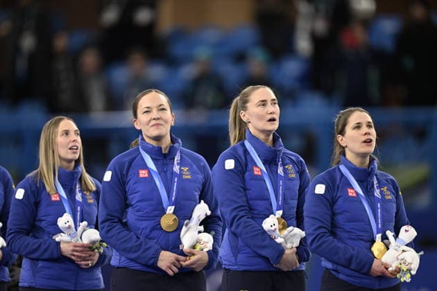 CORTINA, ITALIEN 20260222 Lag Hasselborg, fran vänster Sofia Scharback, Agnes Knochenhauer, Sara McManus och Anna Hasselborg, tar guld i curling efter segern i finalen mellan Schweiz och Sverige i Cortina under vinter-OS i Milano Cortina, Italien. *** Bilden ingar i SPORTPAKET. För övriga BETALBILD *** CORTINA ITALIEN x10050x *** CORTINA, ITALY 20260222 Team Hasselborg, from left Sofia Scharback, Agnes Knochenhauer, Sara McManus and Anna Hasselborg, take the gold medal in curling after the victory in the final between Switzerland and Sweden in Cortina during the Winter Olympics in Milan Cortina, Italy Picture in SPORT PACKAGE For others PAY PICTURE CORTINA ITALY x10050x  Copyright: xPontusxLundahl TTx OS 2026 CURLING DAMER FINAL SCHWEIZ-SVERIGE