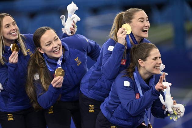 CORTINA, ITALY 20260222 Team Hasselborg, from left Sofia Scharback, Agnes Knochenhauer, Sara McManus and Anna Hasselborg, take gold in curling after winning the final between Switzerland and Sweden in Cortina during the Winter Olympics in Milan Cortina, Italy. *** The image is included in the SPORTS PACKAGE. For others PAYMENT IMAGE *** CORTINA ITALY x10050x *** CORTINA, ITALY 20260222 Team Hasselborg, from left Sofia Scharback, Agnes Knochenhauer, Sara McManus and Anna Hasselborg, take gold in curling after winning the final between Switzerland and Sweden in Cortina during the Winter Olympics in Milan Cortina, Italy The image is included in the SPORTS PACKAGE For others PAYMENT IMAGE CORTINA ITALY x10050x  Copyright: xPontusxLundahl TTx OLYMPICS 2026 CURLING WOMEN FINAL SWITZERLAND-SWEDER