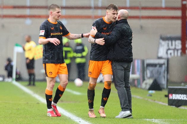 22.02.2026, xrekx, Fussball 2.Bundesliga, Preußen Münster - 1.FC Kaiserslautern v.l. Torjubel nach dem Tor zum celebrating the goal celebrate 1:3 durch Norman Bassette (1.FC Kaiserslautern) Torsten Lieberknecht Trainer (1.FC Kaiserslautern) (DFL DFB REGULATIONS PROHIBIT ANY USE OF PHOTOGRAPHS as IMAGE SEQUENCES and or QUASI-VIDEO) Münster