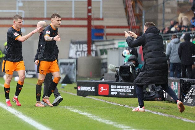 22.02.2026, xrekx, Fussball 2.Bundesliga, Preußen Münster - 1.FC Kaiserslautern v.l. Torjubel nach dem Tor zum celebrating the goal celebrate 1:3 durch Norman Bassette (1.FC Kaiserslautern) Marcel Klos Sportdirektor (1.FC Kaiserslautern) (DFL DFB REGULATIONS PROHIBIT ANY USE OF PHOTOGRAPHS as IMAGE SEQUENCES and or QUASI-VIDEO) Münster
