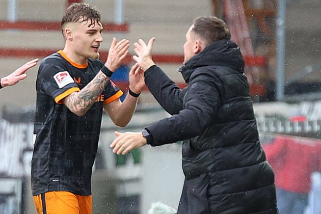 22.02.2026, xrekx, Fussball 2.Bundesliga, Preußen Münster - 1.FC Kaiserslautern v.l. Torjubel nach dem Tor zum celebrating the goal celebrate 1:3 durch Norman Bassette (1.FC Kaiserslautern) Marcel Klos Sportdirektor (1.FC Kaiserslautern) (DFL DFB REGULATIONS PROHIBIT ANY USE OF PHOTOGRAPHS as IMAGE SEQUENCES and or QUASI-VIDEO) Münster