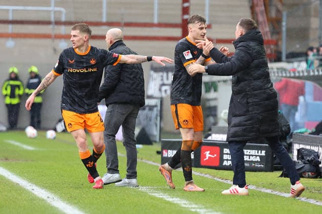 22.02.2026, xrekx, Fussball 2.Bundesliga, Preußen Münster - 1.FC Kaiserslautern v.l. Torjubel nach dem Tor zum celebrating the goal celebrate 1:3 durch Norman Bassette (1.FC Kaiserslautern) Paul Joly (1.FC Kaiserslautern) Torsten Lieberknecht Trainer (1.FC Kaiserslautern) Marcel Klos Sportdirektor (1.FC Kaiserslautern) (DFL DFB REGULATIONS PROHIBIT ANY USE OF PHOTOGRAPHS as IMAGE SEQUENCES and or QUASI-VIDEO) Münster