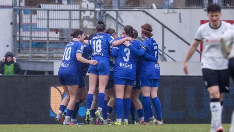 Spielerinnen vom SV Meppen mit Torjubel, Jubel, jubeln, jubelt, optimistisch, Spielszene, Highlight, Freude über das Tor zum 1:0, DIE DFB-RICHTLINIEN UNTERSAGEN JEGLICHE NUTZUNG VON FOTOS ALS SEQUENZBILDER UND ODER VIDEOÄHNLICHE FOTOSTRECKEN. DFB REGULATIONS PROHIBIT ANY USE OF PHOTOGRAPHS AS IMAGE SEQUENCES AND OR QUASI-VIDEO., 22.02.2026, Meppen (Deutschland), Fussball, 2. Frauen-Bundesliga, SV Meppen - Borussia Mönchengladbach