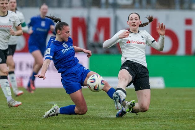 v.li.: Lana Hubbeling (SV Meppen, 18) und Fiona Itgenshorst (Borussia Mönchengladbach, 6) im Zweikampf, Duell, Dynamik, Aktion, Action, Spielszene, DIE DFB-RICHTLINIEN UNTERSAGEN JEGLICHE NUTZUNG VON FOTOS ALS SEQUENZBILDER UND ODER VIDEOÄHNLICHE FOTOSTRECKEN. DFB REGULATIONS PROHIBIT ANY USE OF PHOTOGRAPHS AS IMAGE SEQUENCES AND OR QUASI-VIDEO., 22.02.2026, Meppen (Deutschland), Fussball, 2. Frauen-Bundesliga, SV Meppen - Borussia Mönchengladbach