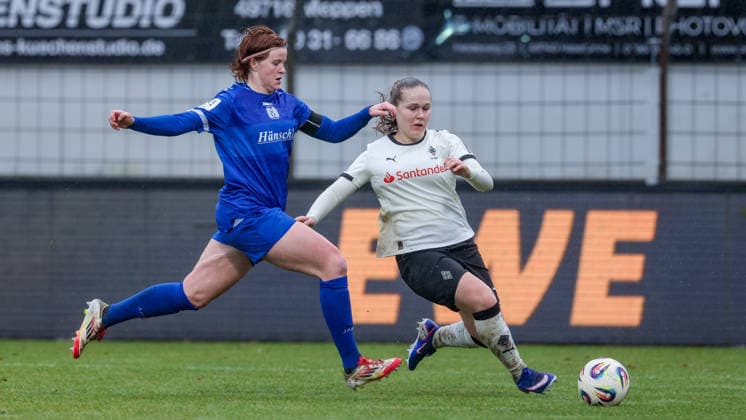 v.li.: Lena Göppel (SV Meppen, 5) und Mia Giesen (Borussia Mönchengladbach, 19) im Zweikampf, Duell, Dynamik, Aktion, Action, Spielszene, DIE DFB-RICHTLINIEN UNTERSAGEN JEGLICHE NUTZUNG VON FOTOS ALS SEQUENZBILDER UND ODER VIDEOÄHNLICHE FOTOSTRECKEN. DFB REGULATIONS PROHIBIT ANY USE OF PHOTOGRAPHS AS IMAGE SEQUENCES AND OR QUASI-VIDEO., 22.02.2026, Meppen (Deutschland), Fussball, 2. Frauen-Bundesliga, SV Meppen - Borussia Mönchengladbach