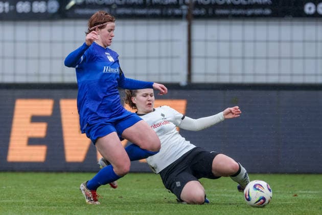 v.li.: Lena Göppel (SV Meppen, 5) und Mia Giesen (Borussia Mönchengladbach, 19) im Zweikampf, Duell, Dynamik, Aktion, Action, Spielszene, DIE DFB-RICHTLINIEN UNTERSAGEN JEGLICHE NUTZUNG VON FOTOS ALS SEQUENZBILDER UND ODER VIDEOÄHNLICHE FOTOSTRECKEN. DFB REGULATIONS PROHIBIT ANY USE OF PHOTOGRAPHS AS IMAGE SEQUENCES AND OR QUASI-VIDEO., 22.02.2026, Meppen (Deutschland), Fussball, 2. Frauen-Bundesliga, SV Meppen - Borussia Mönchengladbach