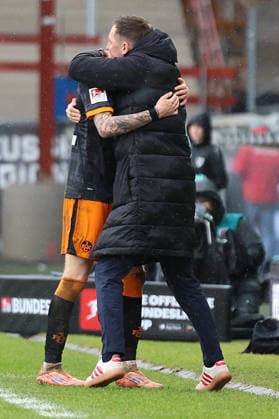 22.02.2026, xrekx, Fussball 2.Bundesliga, Preußen Münster - 1.FC Kaiserslautern v.l. Torjubel nach dem Tor zum celebrating the goal celebrate 1:3 durch Norman Bassette (1.FC Kaiserslautern) Marcel Klos Sportdirektor (1.FC Kaiserslautern) (DFL DFB REGULATIONS PROHIBIT ANY USE OF PHOTOGRAPHS as IMAGE SEQUENCES and or QUASI-VIDEO) Münster