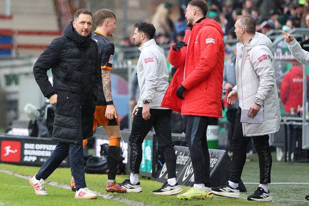22.02.2026, xrekx, Fussball 2.Bundesliga, Preußen Münster - 1.FC Kaiserslautern v.l. Torjubel nach dem Tor zum celebrating the goal celebrate 1:3 durch Norman Bassette (1.FC Kaiserslautern) Marcel Klos Sportdirektor (1.FC Kaiserslautern) Niklas Martin Co-Trainer (1.FC Kaiserslautern) Atanas Chernev (1.FC Kaiserslautern) Carsten Rump Co-Trainer (1.FC Kaiserslautern) (DFL DFB REGULATIONS PROHIBIT ANY USE OF PHOTOGRAPHS as IMAGE SEQUENCES and or QUASI-VIDEO) Münster