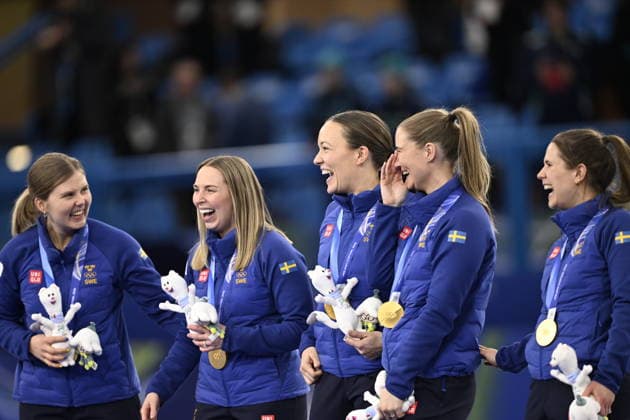 CORTINA, ITALY 20260222 Team Hasselborg from left Sofia Scharback, Agnes Knochenhauer, Sara McManus and Anna Hasselborg celebrate with their gold medals after the victory in the final between Switzerland and Sweden in the Olympic curling in Cortina. *** The image is included in the SPORTS PACKAGE. For others PAYMENT IMAGE *** CORTINA ITALY x10050x *** CORTINA, ITALY 20260222 Team Hasselborg from left Sofia Scharback, Agnes Knochenhauer, Sara McManus and Anna Hasselborg celebrate with their gold medals after the victory in the final between Switzerland and Sweden in the Olympic curling in Cortina The image is included in the SPORTS PACKAGE For others PAYMENT IMAGE CORTINA ITALY x10050x  Copyright: xPontusxLundahl TTx OLYMPICS 2026 CURLING WOMEN FINAL SWITZERLAND-SWEDER