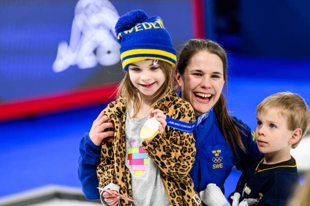 260222 Anna Hasselborg of Sweden celebrates with family after winning gold in the women s gold medal curling match between Switzerland and Sweden during day 16 of the 2026 Winter Olympics on February 22, 2026 in Cortina. Photo: Jon Olav Nesvold BILDBYRAN COP 217 JE0130 jubel curling Olympic Games, Olympische Spiele, Olympia, OS olympics winter olympics os ol olympiska spel vinter-os olympiske leker milano cortina 2026 milan cortina 2026 milano cortina 2026 olympic games milano cortina 2026 winter olympic games milano cortina-os milano cortina-ol vinter-ol 16 bbeng schweiz sveits sweden sverige dam publik guld gold *** 260222 Anna Hasselborg of Sweden celebrates with family after winning gold in the women s gold medal curling match between Switzerland and Sweden during day 16 of the 2026 Winter Olympics on February 22, 2026 in Cortina Photo Jon Olav Nesvold BILDBYRAN COP 217 JE0130 jubilation curling olympic games olympics winter olympics os ol olympiska spel vinter os olympiske leker milano cortina 2026 milan cortina 2026 milano cortina 2026 olympic games milano cortina 2026 winter olympic games milano cortina os milano cortina ol vinter ol 16 bbeng schweiz sveits sweden sverige dam publik guld gold  Copyright: JONxOLAVxNESVOLD BB260222JE099