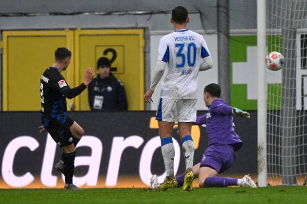 Paderborn, Home Deluxe Arena, 22.02.26, GER, Herren, 2.Bundesliga, Saison 2025-2026, SC Paderborn 07 - Hertha BSC Berlin Bild: Nick BAETZNER (Paderborn) macht das Tor zum 3:1 DFL regulations prohibit any use of photographs as image sequences and or quasi-video. NRW Deutschland