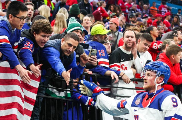 ITALY, MILAN - FEBRUARY 22, 2026: The USA s Jack Eichel greets fans ahead of the men s Ice hockey, Eishockey gold medal match during the 2026 Winter Olympic Games, Olympische Spiele, Olympia, OS at Milano Santagiulia Ice Hockey Arena 2026 Winter Olympics: Men s Ice Hockey, Canada Vs USA  - ZUMAt113 20260222_zaa_t113_203 Copyright: xPeterxKovalevx