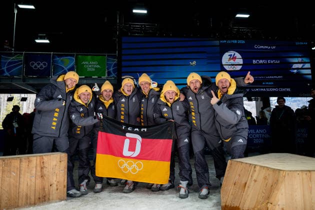 FRIEDRICH Francesco, SOMMER Matthias, SCHUELLER Alexander, STRAUB Felix (Deutschland), LOCHNER Johannes, MARGIS Thorsten, WENZEL Jorn, FLEISCHHAUER Georg (Deutschland) jubeln im Ziel ueber Platz 2 Silber Medaille und Sieg Gold Medaille, ITA, Olympische Spiele Milano Cortina 2026, Olympia, Viererbob Herren, Finale, 22.02.2026 ITA, Olympische Spiele Milano Cortina 2026, Olympia, Viererbob Herren, Finale, 22.02.2026 Cortina d Ampezzo *** FRIEDRICH Francesco, SOMMER Matthias, SCHUELLER Alexander, STRAUB Felix Germany , LOCHNER Johannes, MARGIS Thorsten, WENZEL Jorn, FLEISCHHAUER Georg Germany cheering at the finish line over 2nd place silver medal and victory gold medal, ITA, Olympic Games Milano Cortina 2026, Olympia, 4-man bobsleigh men, final, 22 02 2026 ITA, Olympic Games Milano Cortina 2026, Olympia, 4-man bobsleigh men, final, 22 02 2026 Cortina d Ampezzo Copyright: xEibner-Pressefoto Memmlerx EP_MMR