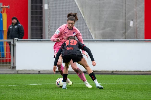 Zweikampf zwischen Chiara Hahn (TSG Hoffenheim, 23) und Loreen Bender (Bayer 04 Leverkusen, 19). Bayer 04 Leverkusen vs. TSG 1899 Hoffenheim, Fussball, Frauen Bundesliga, 19. Spieltag, Saison 2025 2026, 22.02.2026 DFL DFB Regulations prohibit any use of Photographs as image sequences and or Quasivideo Bayer 04 Leverkusen vs. TSG 1899 Hoffenheim , Fussball, Frauen Bundesliga, 19. Spieltag, Saison 2025 2026, 22.02.2026 Leverkusen Copyright: xEibner-Pressefoto ThomasxHaeslerx EP_THR