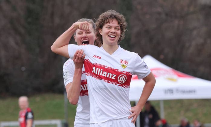 Stuttgart , Fußball 2.Bundesliga VfB Stuttgart Frauen vs. Eintracht Frankfurt II , Jubel VfB , von vorne: Rosa Rückert Maximiliane Rall