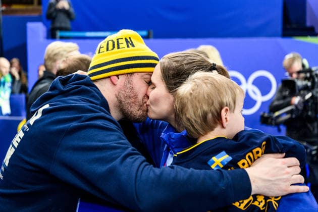 260222 Anna Hasselborg of Sweden celebrates with family after winning gold in the women s gold medal curling match between Switzerland and Sweden during day 16 of the 2026 Winter Olympics on February 22, 2026 in Cortina. Photo: Jon Olav Nesvold BILDBYRAN COP 217 JE0130 jubel curling Olympic Games, Olympische Spiele, Olympia, OS olympics winter olympics os ol olympiska spel vinter-os olympiske leker milano cortina 2026 milan cortina 2026 milano cortina 2026 olympic games milano cortina 2026 winter olympic games milano cortina-os milano cortina-ol vinter-ol 16 bbeng schweiz sveits sweden sverige dam publik guld gold *** 260222 Anna Hasselborg of Sweden celebrates with family after winning gold in the women s gold medal curling match between Switzerland and Sweden during day 16 of the 2026 Winter Olympics on February 22, 2026 in Cortina Photo Jon Olav Nesvold BILDBYRAN COP 217 JE0130 jubilation curling olympic games olympics winter olympics os ol olympiska spel vinter os olympiske leker milano cortina 2026 milan cortina 2026 milano cortina 2026 olympic games milano cortina 2026 winter olympic games milano cortina os milano cortina ol vinter ol 16 bbeng schweiz sveits sweden sverige dam publik guld gold  Copyright: JONxOLAVxNESVOLD BB260222JE105