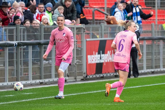 Selina Cerci (TSG Hoffenheim, 29) bejubelt das Tor zum 1:0 vor der Hoffenheimer Bank. Daneben Vanessa Diehm (TSG Hoffenheim, 06). Bayer 04 Leverkusen vs. TSG 1899 Hoffenheim, Fussball, Frauen Bundesliga, 19. Spieltag, Saison 2025 2026, 22.02.2026 DFL DFB Regulations prohibit any use of Photographs as image sequences and or Quasivideo Bayer 04 Leverkusen vs. TSG 1899 Hoffenheim , Fussball, Frauen Bundesliga, 19. Spieltag, Saison 2025 2026, 22.02.2026 Leverkusen Copyright: xEibner-Pressefoto ThomasxHaeslerx EP_THR