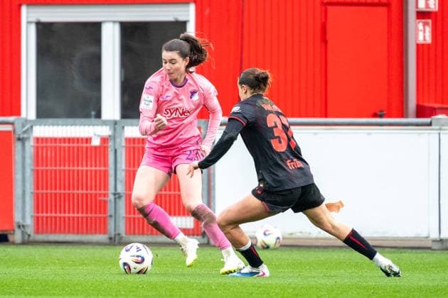 Zweikampf zwischen Chiara Hahn (TSG Hoffenheim, 23) und Carlotta Wamser (Bayer 04 Leverkusen, 37). Bayer 04 Leverkusen vs. TSG 1899 Hoffenheim, Fussball, Frauen Bundesliga, 19. Spieltag, Saison 2025 2026, 22.02.2026 DFL DFB Regulations prohibit any use of Photographs as image sequences and or Quasivideo Bayer 04 Leverkusen vs. TSG 1899 Hoffenheim , Fussball, Frauen Bundesliga, 19. Spieltag, Saison 2025 2026, 22.02.2026 Leverkusen Copyright: xEibner-Pressefoto ThomasxHaeslerx EP_THR