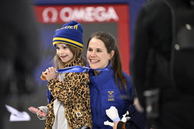 CORTINA, ITALY 20260222 Anna Hasselborg celebrates the Olympic gold medal with her children after the victory in the final between Switzerland and Sweden in the Olympic curling in Cortina. *** The image is included in the SPORTS PACKAGE. For others PAYMENT IMAGE *** CORTINA ITALY x10050x *** CORTINA, ITALY 20260222 Anna Hasselborg celebrates the Olympic gold medal with her children after the victory in the final between Switzerland and Sweden in the Olympic curling in Cortina The image is included in the SPORTS PACKAGE For others PAYMENT IMAGE CORTINA ITALY x10050x  Copyright: xPontusxLundahl TTx OLYMPICS 2026 CURLING WOMEN FINAL SWITZERLAND-SWEDER