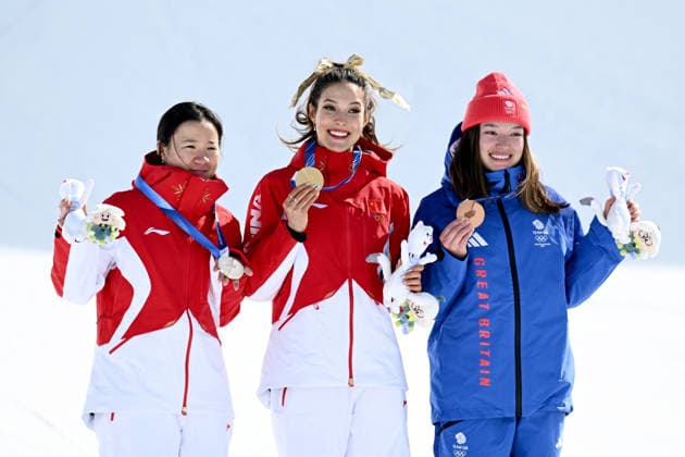 2026 WINTER Olympic Games, Olympische Spiele, Olympia, OS (L-R) Fanghui Li of China, Ailing Eileen Gu of China and Zoe Atkin of Great Britain during the victory ceremony for the Women™s Freeski Halfpipe final at Livigno Snow Park on day 16 of the 2026 Milano Cortina Winter Olympic Games in Livigno, Italy, Sunday, February 22, 2026. ( NO ARCHIVING, EDITORIAL USE ONLY LIVIGNO SONDRIO ITALY  Copyright: xDANxHIMBRECHTSx 20260223112450916910