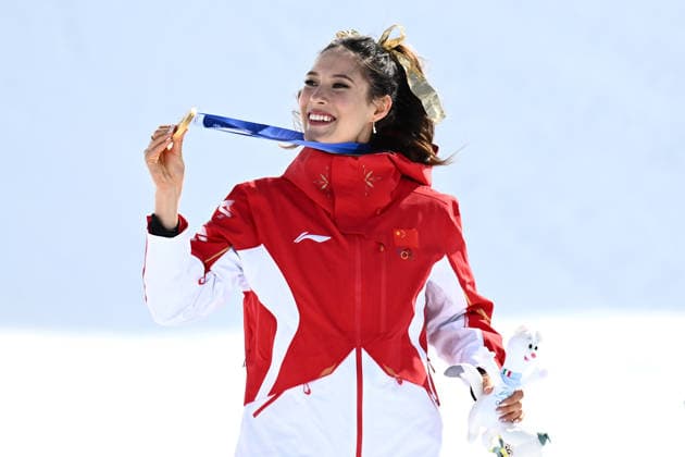 2026 WINTER Olympic Games, Olympische Spiele, Olympia, OS Ailing Eileen Gu of China after being presented the Gold medal during the victory ceremony for the Women™s Freeski Halfpipe final at Livigno Snow Park on day 16 of the 2026 Milano Cortina Winter Olympic Games in Livigno, Italy, Sunday, February 22, 2026. ( NO ARCHIVING, EDITORIAL USE ONLY LIVIGNO SONDRIO ITALY  Copyright: xDANxHIMBRECHTSx 20260223160395386911