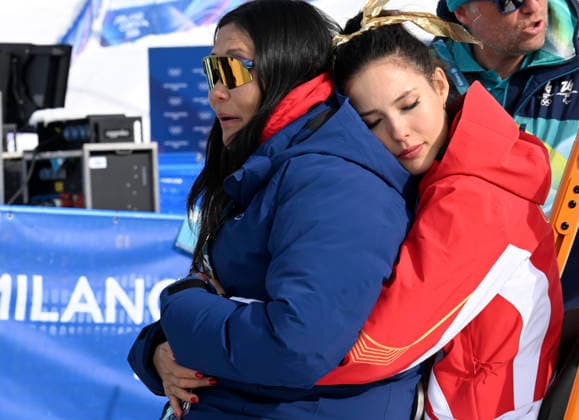 (260222) -- LIVIGNO, Feb. 22, 2026 -- Gold medalist Gu Ailing of China hugs her mother Gu Yan after the awarding ceremony for freestyle skiing women s freeski halfpipe at the Milan-Cortina 2026 Olympic Winter games, Winterspiele,Spiele, Summer games in Livigno, Italy, Feb. 22, 2026. ) (MICO2026)ITALY-LIVIGNO-OLYMPIC WINTER GAMES-FREESTYLE SKIING-WOMEN S FREESKI HALFPIPE-FINAL XiaxYifang 