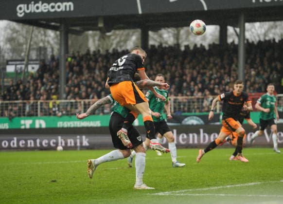 Deutschland: 2.Bundesliga 2025 2026, SC Preußen Münster vs 1.FC Kaiserslautern, Sonntag 22.02.2026 LVM-Preußenstadion (Münster, Nordrhein-Westfalen, Deutschland) Kopfball