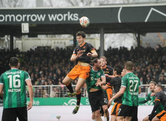 Deutschland: 2.Bundesliga 2025 2026, SC Preußen Münster vs 1.FC Kaiserslautern, Sonntag 22.02.2026 LVM-Preußenstadion (Münster, Nordrhein-Westfalen, Deutschland) Kopfball Jacob Rasmussen (1. FC Kaiserslautern, 14)