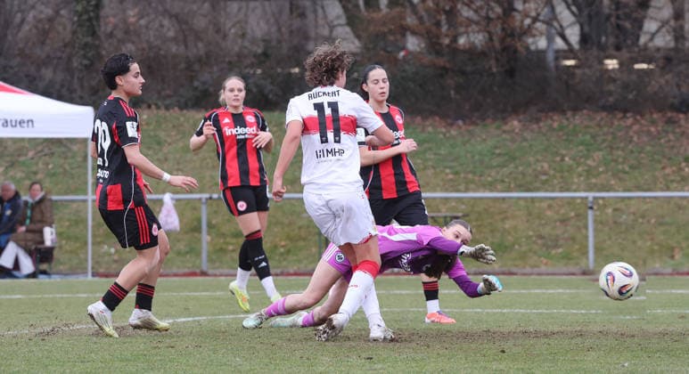 Stuttgart , Fußball 2.Bundesliga VfB Stuttgart Frauen vs. Eintracht Frankfurt II , Tor zum 1 : 0 , Torschützin Rosa Rückert ( VfB )