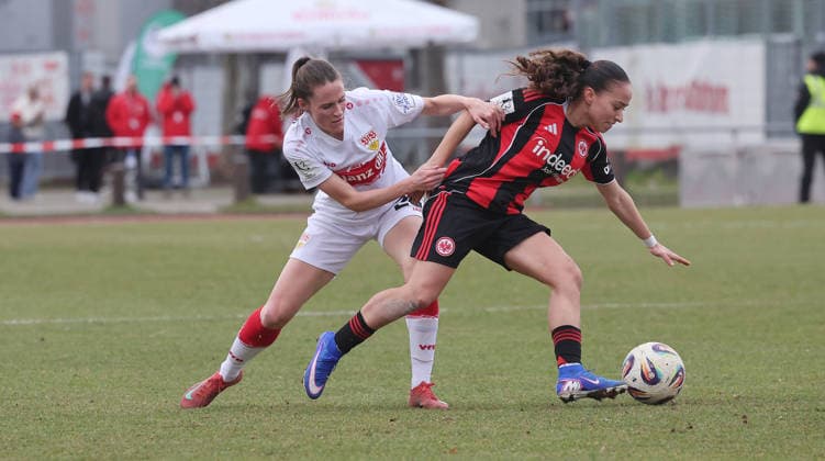 Stuttgart , Fußball 2.Bundesliga VfB Stuttgart Frauen vs. Eintracht Frankfurt II , von links: Reena Wichmann ( VfB ) Ela Demirbas ( Fra )