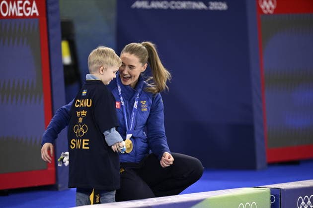 CORTINA, ITALY 20260222 Anna Hasselborg celebrates the Olympic gold medal with her children after the victory in the final between Switzerland and Sweden in the Olympic curling in Cortina. *** The image is included in the SPORTS PACKAGE. For others PAYMENT IMAGE *** CORTINA ITALY x10050x *** CORTINA, ITALY 20260222 Anna Hasselborg celebrates the Olympic gold medal with her children after the victory in the final between Switzerland and Sweden in the Olympic curling in Cortina The image is included in the SPORTS PACKAGE For others PAYMENT IMAGE CORTINA ITALY x10050x  Copyright: xPontusxLundahl TTx OLYMPICS 2026 CURLING WOMEN FINAL SWITZERLAND-SWEDER