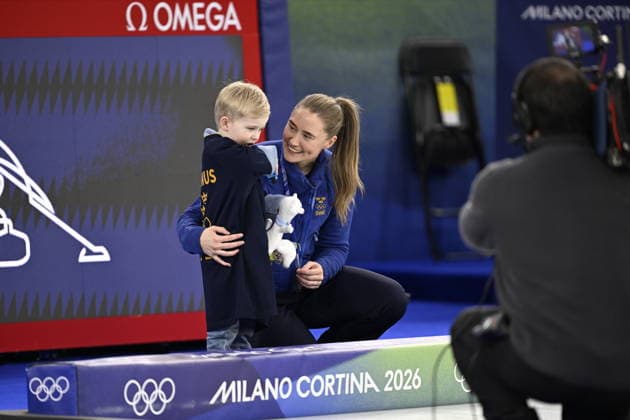 CORTINA, ITALY 20260222 Anna Hasselborg celebrates the Olympic gold medal with her children after the victory in the final between Switzerland and Sweden in the Olympic curling in Cortina. *** The image is included in the SPORTS PACKAGE. For others PAYMENT IMAGE *** CORTINA ITALY x10050x *** CORTINA, ITALY 20260222 Anna Hasselborg celebrates the Olympic gold medal with her children after the victory in the final between Switzerland and Sweden in the Olympic curling in Cortina The image is included in the SPORTS PACKAGE For others PAYMENT IMAGE CORTINA ITALY x10050x  Copyright: xPontusxLundahl TTx OLYMPICS 2026 CURLING WOMEN FINAL SWITZERLAND-SWEDER
