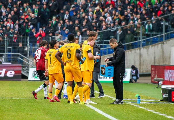 Deutschland: Fussball 2.Bundesliga 2025 2026, 23. Spieltag - Hannover 96 vs Dynamo Dresden - Heinz von Heiden Arena Stadion (Hannover): Mannschaftsfoto, Totale Hannover