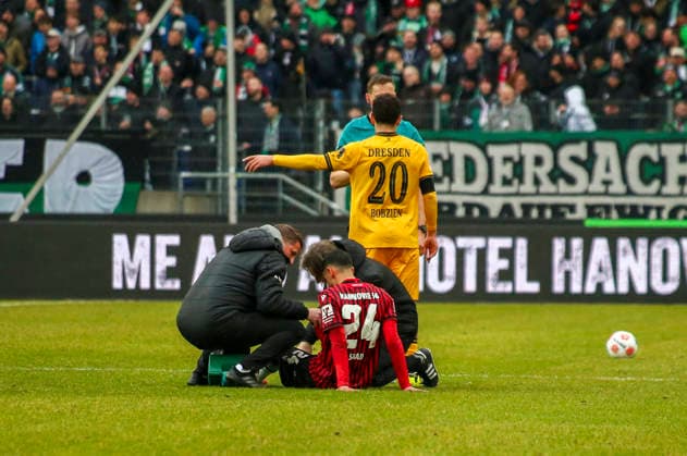 Deutschland: Fussball 2.Bundesliga 2025 2026, 23. Spieltag - Hannover 96 vs Dynamo Dresden - Heinz von Heiden Arena Stadion (Hannover): verletzt am Boden Elias Saad (Hannover 96, 24) Hannover