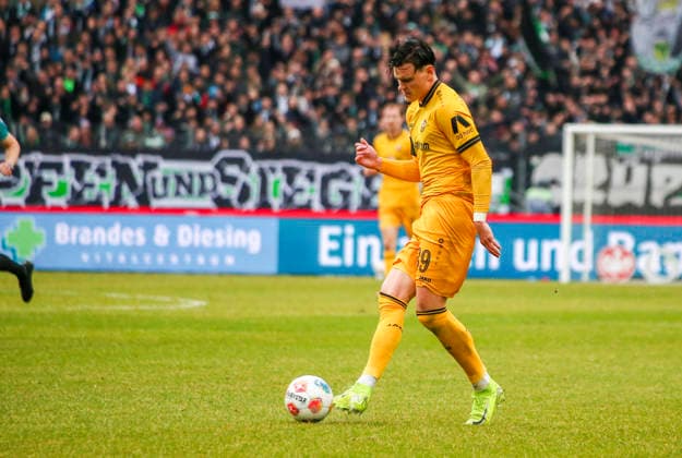 Deutschland: Fussball 2.Bundesliga 2025 2026, 23. Spieltag - Hannover 96 vs Dynamo Dresden - Heinz von Heiden Arena Stadion (Hannover): am Ball Thomas Keller (Dynamo Dresden, 39) Hannover