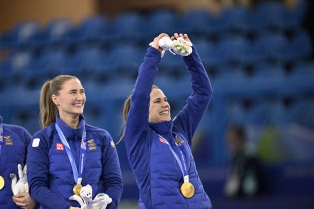 CORTINA, ITALY 20260222 Team Hasselborg from left Sofia Scharback, Agnes Knochenhauer, Sara McManus and Anna Hasselborg celebrate with their gold medals after the victory in the final between Switzerland and Sweden in the Olympic curling in Cortina. *** The image is included in the SPORTS PACKAGE. For others PAYMENT IMAGE *** CORTINA ITALY x10050x *** CORTINA, ITALY 20260222 Team Hasselborg from left Sofia Scharback, Agnes Knochenhauer, Sara McManus and Anna Hasselborg celebrate with their gold medals after the victory in the final between Switzerland and Sweden in the Olympic curling in Cortina The image is included in the SPORTS PACKAGE For others PAYMENT IMAGE CORTINA ITALY x10050x  Copyright: xPontusxLundahl TTx OLYMPICS 2026 CURLING WOMEN FINAL SWITZERLAND-SWEDER