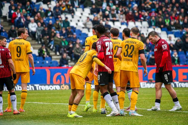 Deutschland: Fussball 2.Bundesliga 2025 2026, 23. Spieltag - Hannover 96 vs Dynamo Dresden - Heinz von Heiden Arena Stadion (Hannover): Mannschaftsfoto, Totale Hannover