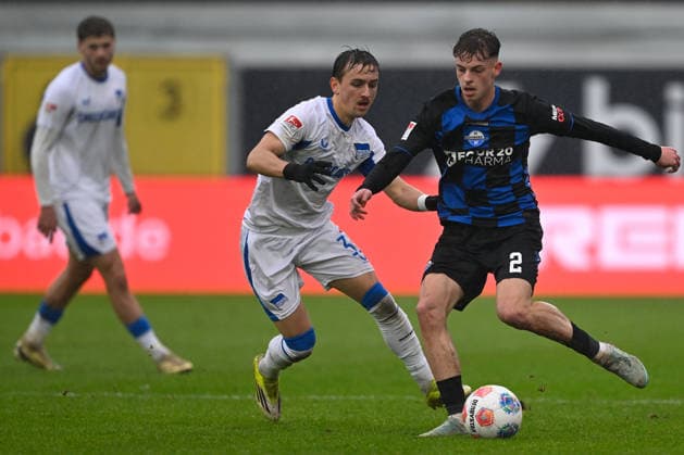Paderborn, Home Deluxe Arena, 22.02.26, GER, Herren, 2.Bundesliga, Saison 2025-2026, SC Paderborn 07 - Hertha BSC Berlin Bild: v.li. im Zweikampf Michal KARBOWNIK (Hertha BSC) und Ruben MUELLER (Paderborn) DFL regulations prohibit any use of photographs as image sequences and or quasi-video. NRW Deutschland